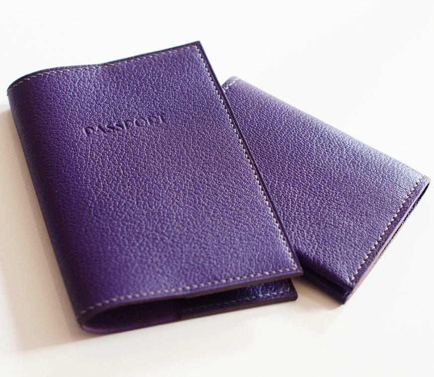9。紫色卡的钱包和护照封面